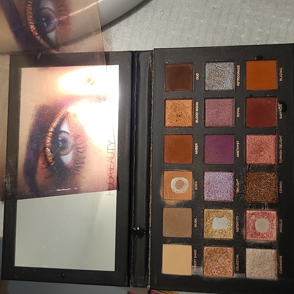 HUDA Beauty Eyeshadow Palette - Picture 1 of 2